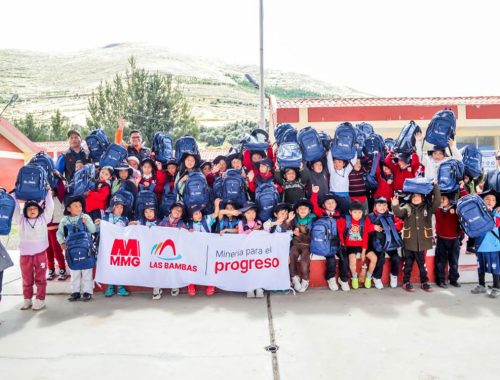Más de 4,700 estudiantes y 379 docentes de Cotabambas y Grau reciben kits escolares con apoyo de Las Bambas
