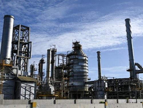 Petróleo en alza ante tregua en Ormuz, pero riesgos persisten