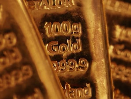 Precio del oro cae más de 1 % mientras el conflicto en Oriente Medio fortalece las expectativas sobre las tasas de la Fed