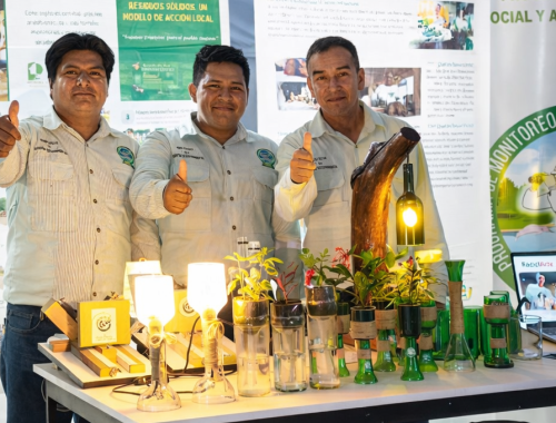 Iniciativa ReciclArte transforma botellas de vidrio en Puinahua
